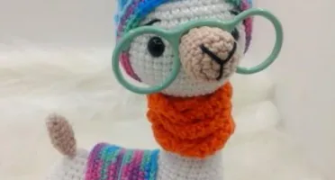 Amigurumi Lhama em Crochê com cachecol em tricô
