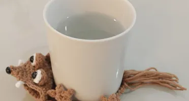Porta copo esquilo de crochê