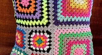 Capa de Almofada Dupla Face em Crochê Multicolorida