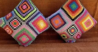 Capa de Almofada Dupla Face em Crochê Multicolorida