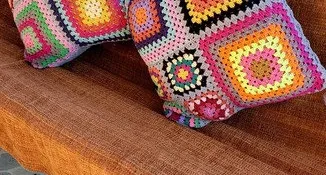 Capa de Almofada Dupla Face em Crochê Multicolorida
