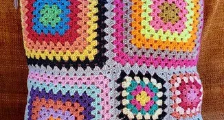 Capa de Almofada Dupla Face em Crochê Multicolorida