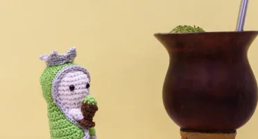 Mini Nossa Senhora do Chimarrão em amigurumi