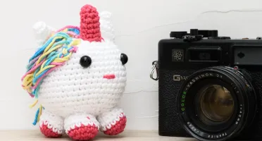 Unicórnio Bola Rosa Escuro em Amigurumi