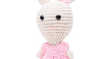 Coelha de vestido rosa claro em amigurumi