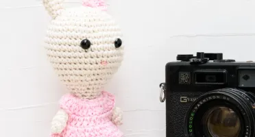 Coelha de vestido rosa claro em amigurumi
