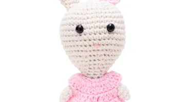 Coelha de vestido rosa claro em amigurumi