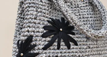 Bolsa de crochê Antonela cinza com flores pretas
