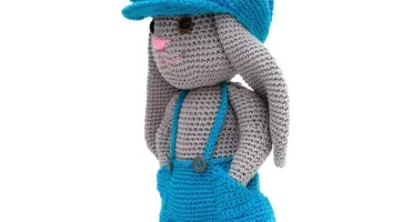 Coelho de boné Tobias em amigurumi