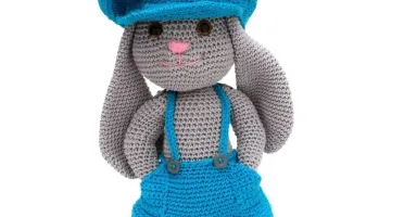 Coelho de boné Tobias em amigurumi