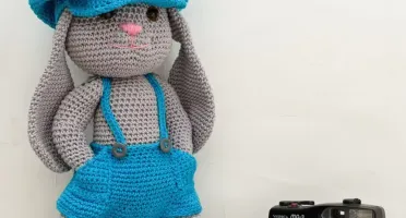 Coelho de boné Tobias em amigurumi