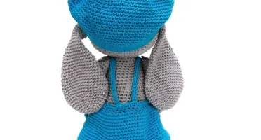 Coelho de boné Tobias em amigurumi
