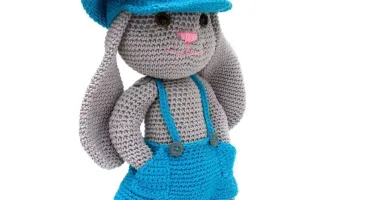Coelho de boné Tobias em amigurumi