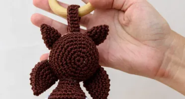 Mordedor Tartaruga Marrom com Argola de Madeira