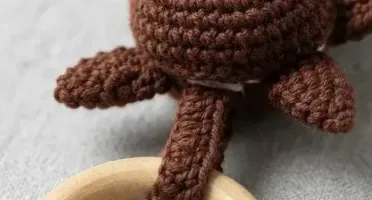 Mordedor Tartaruga Marrom com Argola de Madeira