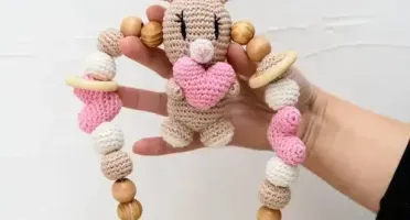 Enfeite Berço Amigurumi Coelhinho Coração Artesanal Bebê