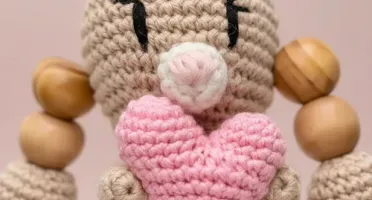 Enfeite Berço Amigurumi Coelhinho Coração Artesanal Bebê