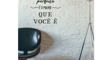 Frase A Mulher Perfeita É a Mulher que Você É em MDF