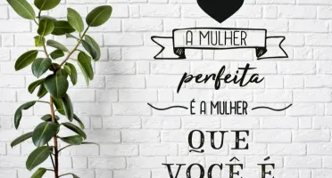 Frase A Mulher Perfeita É a Mulher que Você É em MDF