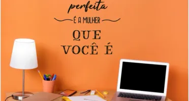 Frase A Mulher Perfeita É a Mulher que Você É em MDF