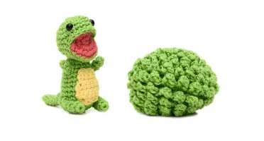 Ovo com filhote de dinossauro verde em amigurumi