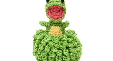 Ovo com filhote de dinossauro verde em amigurumi