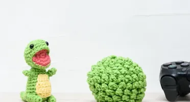 Ovo com filhote de dinossauro verde em amigurumi