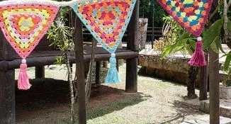 Varal de Bandeirinhas Neon em Crochê