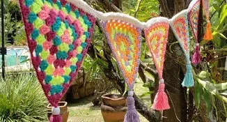 Varal de Bandeirinhas Neon em Crochê