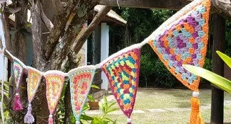 Varal de Bandeirinhas Neon em Crochê