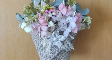 Arranjo de Porta com sacolinha de flores desidratadas