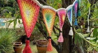 Varal de Bandeirinhas em Crochê