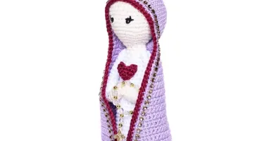 Nossa Senhora em Amigurumi com Manto Lilás