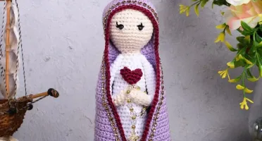 Nossa Senhora em Amigurumi com Manto Lilás