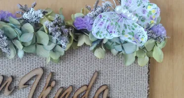 Placa Bem-vindo em MDF com Flores em Tons de Lilás