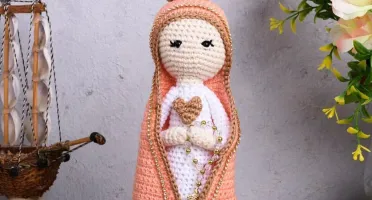 Nossa Senhora em Amigurumi com Manto Salmão