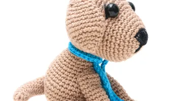 Cachorro Castanho com Manta Azul em Amigurumi