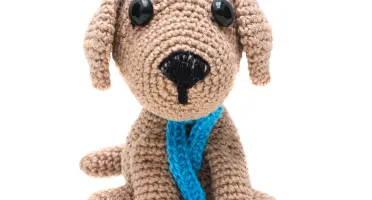 Cachorro Castanho com Manta Azul em Amigurumi