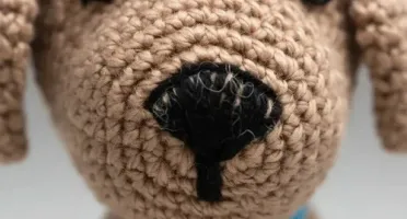 Cachorro Castanho com Manta Azul em Amigurumi