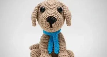 Cachorro Castanho com Manta Azul em Amigurumi