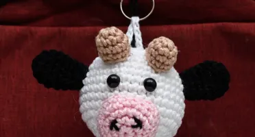 Chaveiro Cabeça vaca holandesa em amigurumi