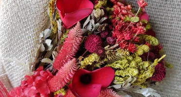 Buque para presente com flores desidratadas - Vermelho
