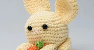 Coelho Amarelo Cenoura Amigurumi