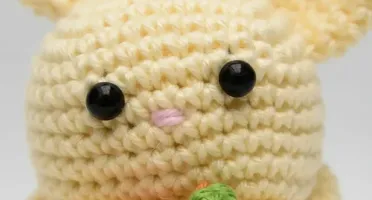 Coelho Amarelo Cenoura Amigurumi
