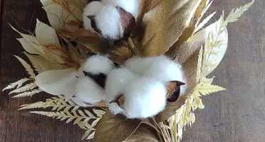 Ramo com flores desidratadas e algodão