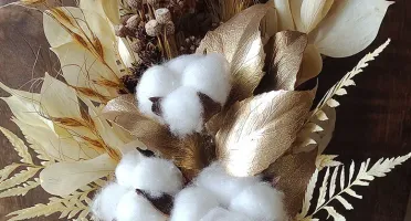 Ramo com flores desidratadas e algodão