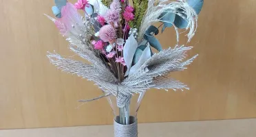 Arranjo com flores desidratadas em tons de rosa