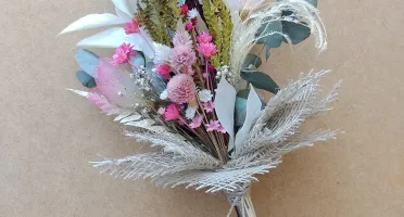 Arranjo com flores desidratadas em tons de rosa