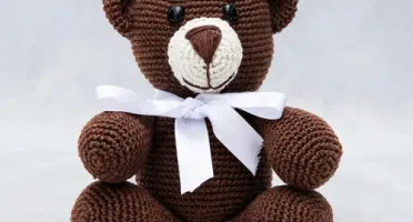 Urso Marrom Laço Branco Amigurumi