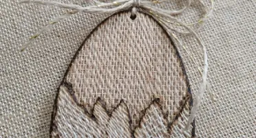Ovo Decorativo MDF revestido de juta saindo da casca